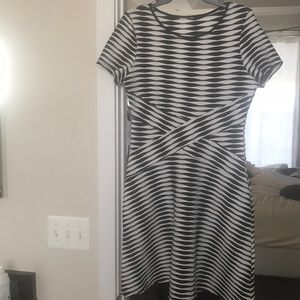 Women’s Figure flattering A-line dress with stretch